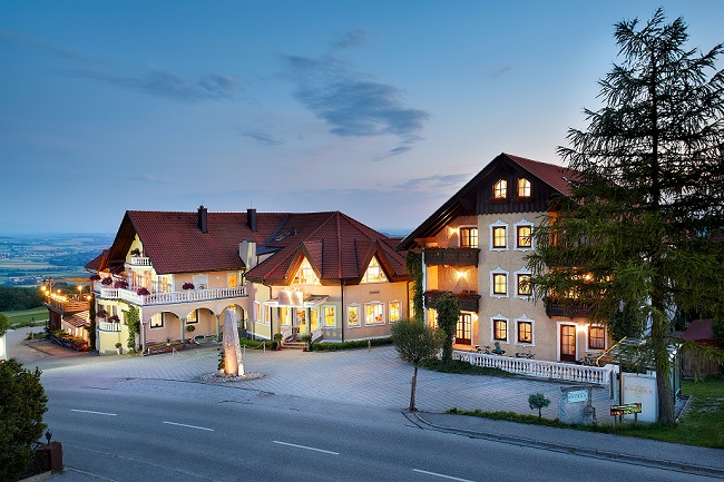 Hochzeitspaar und Revita Hotel Kocher in Oberösterreich
