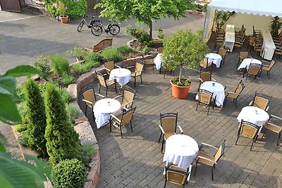 Seminarhotels und Hochzeitsparty in Rheinland-Pfalz – Romantik pur! Hochzeitspaar und Hotel Klostermühle in Münchweiler an der Alsenz