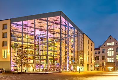 Seminarhotels und Flughafengelände  – eine entspannte und unkomplizierte An- und Abreise ist ein wesentlicher Aspekt bei der Seminarplanung. Personenbahnhof und Dorint Hotel am Dom  in Erfurt