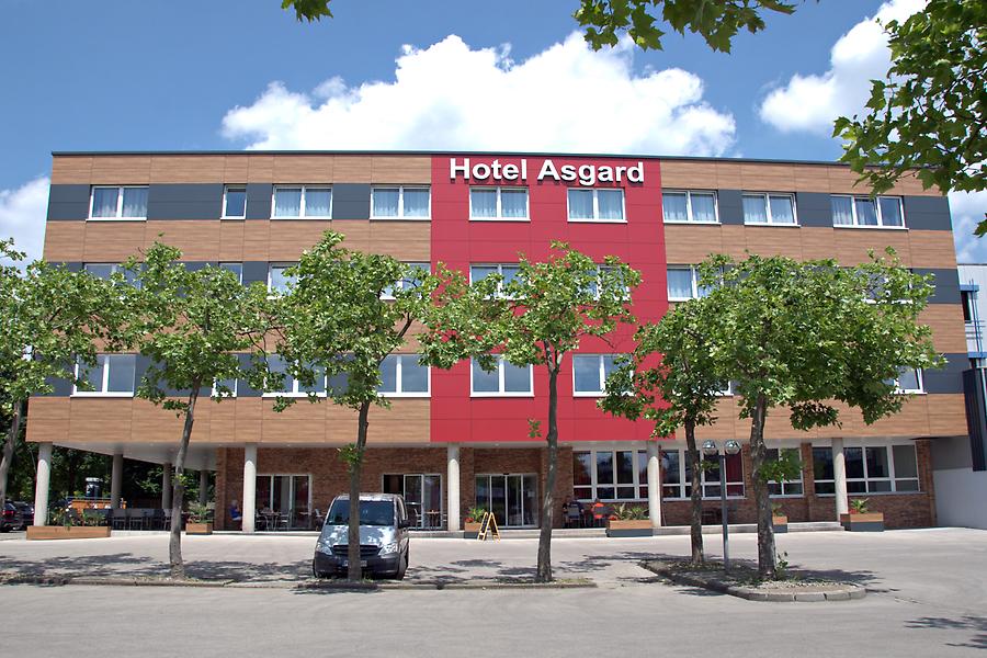 Hochzeitsmode und Hotel Asgard in Bayern