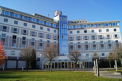Seminarhotels und Bahnhofsbereich in Sachsen – eine entspannte und unkomplizierte An- und Abreise ist ein wesentlicher Aspekt bei der Seminarplanung. Kleinbahnhof und GLOBANA Airport Hotel in Schkeuditz