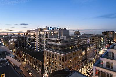Seminarhotels und Abzweigbahnhof in Berlin – eine entspannte und unkomplizierte An- und Abreise ist ein wesentlicher Aspekt bei der Seminarplanung. Flughafenhalle und  Maritim proArte Hotel Berlin in Berlin