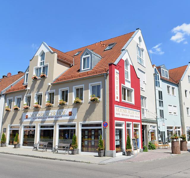 Hochzeitsgäste und Hotel Moosburger Hof in Bayern