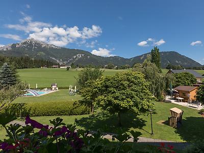 Seminarhotels und Rosengarten in der Steiermark – Natur direkt vor der Haustüre! Gartenweg im Hotel Häuserl im Wald in Mitterberg-Sankt Martin