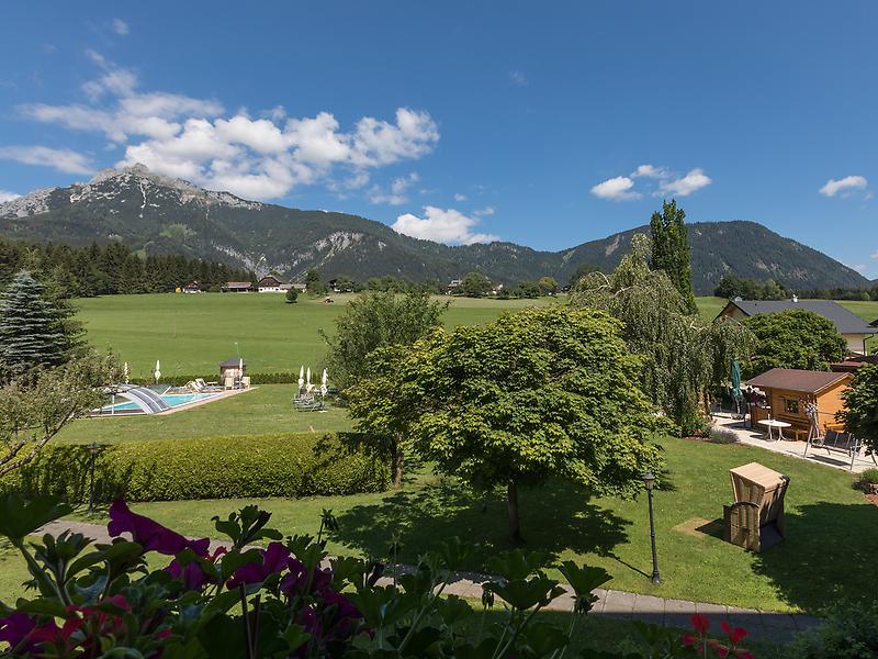 Rosengarten und Hotel Häuserl im Wald in der Steiermark