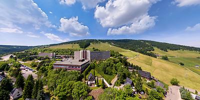 Seminarhotels und Biergarten in Sachsen – Natur direkt vor der Haustüre! Schanigarten im AHORN Hotel Fichtelberg in Oberwiesenthal