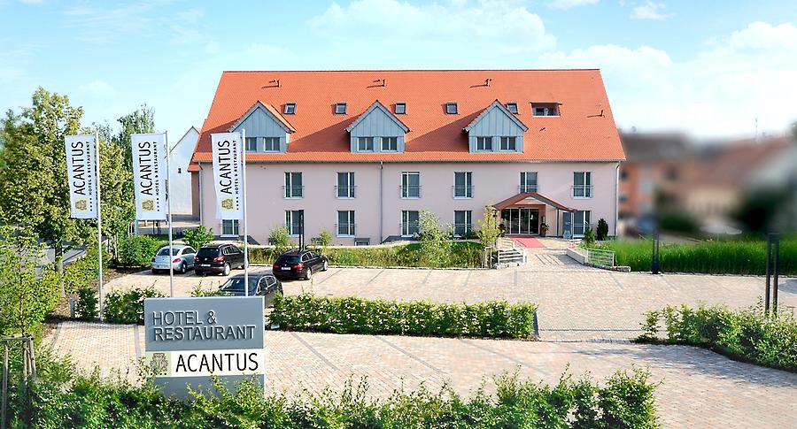 Sommergarten und ACANTUS Hotel in Bayern