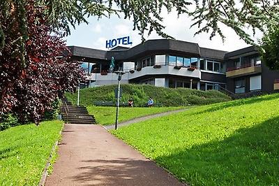 Seminarhotels und Terrassengarten in Hessen – Natur direkt vor der Haustüre! Gartenweg im Parkhotel Biedenkopf in Biedenkopf