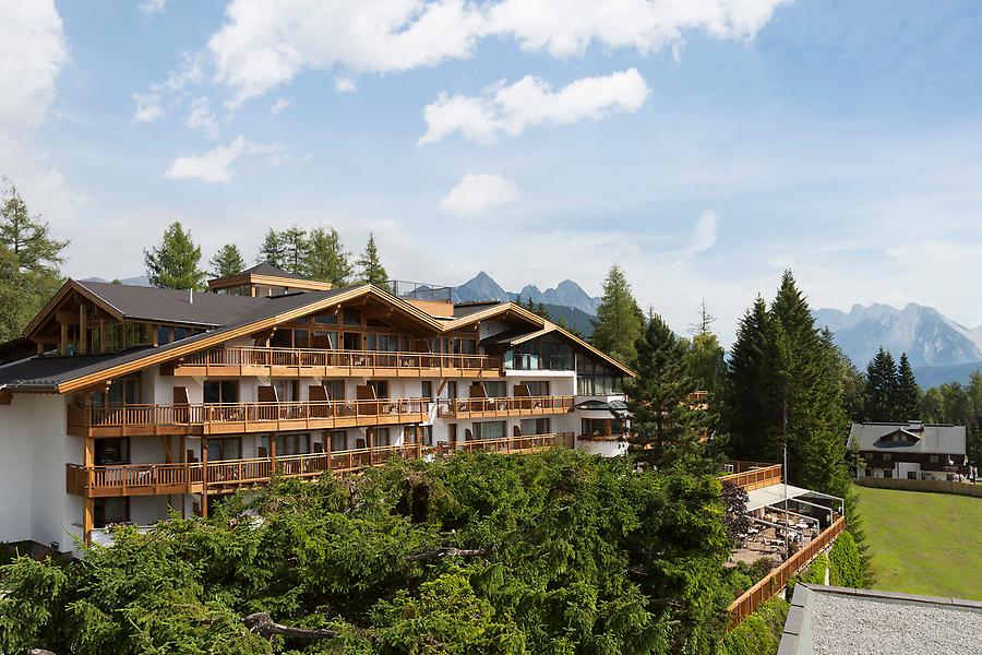 Palastgarten und Natur & Spa Hotel Lärchenhof in Tirol