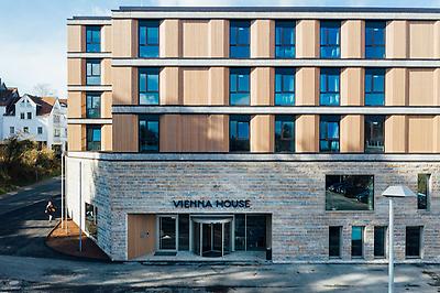 Seminarhotels und Seeufer in Hessen – Liebhaber von Wassererlebnissen lieben diese Region! Vienna House MQ Kronberg im Taunus in Kronberg im Taunus ist der perfekte Ort, um nach dem Seminar am Wasser abzuschalten