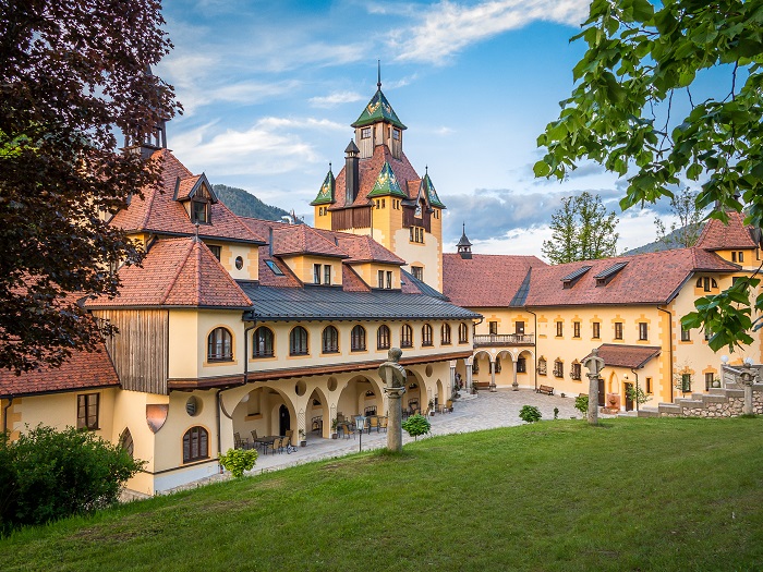 Seminarhotels und Burggraben in der Steiermark – tauchen Sie ein ins Mittelalter! Burgterrasse und Schloss Kassegg in Sankt Gallen – eine wahrhaft beeindruckende Reise zurück in der Zeit.
