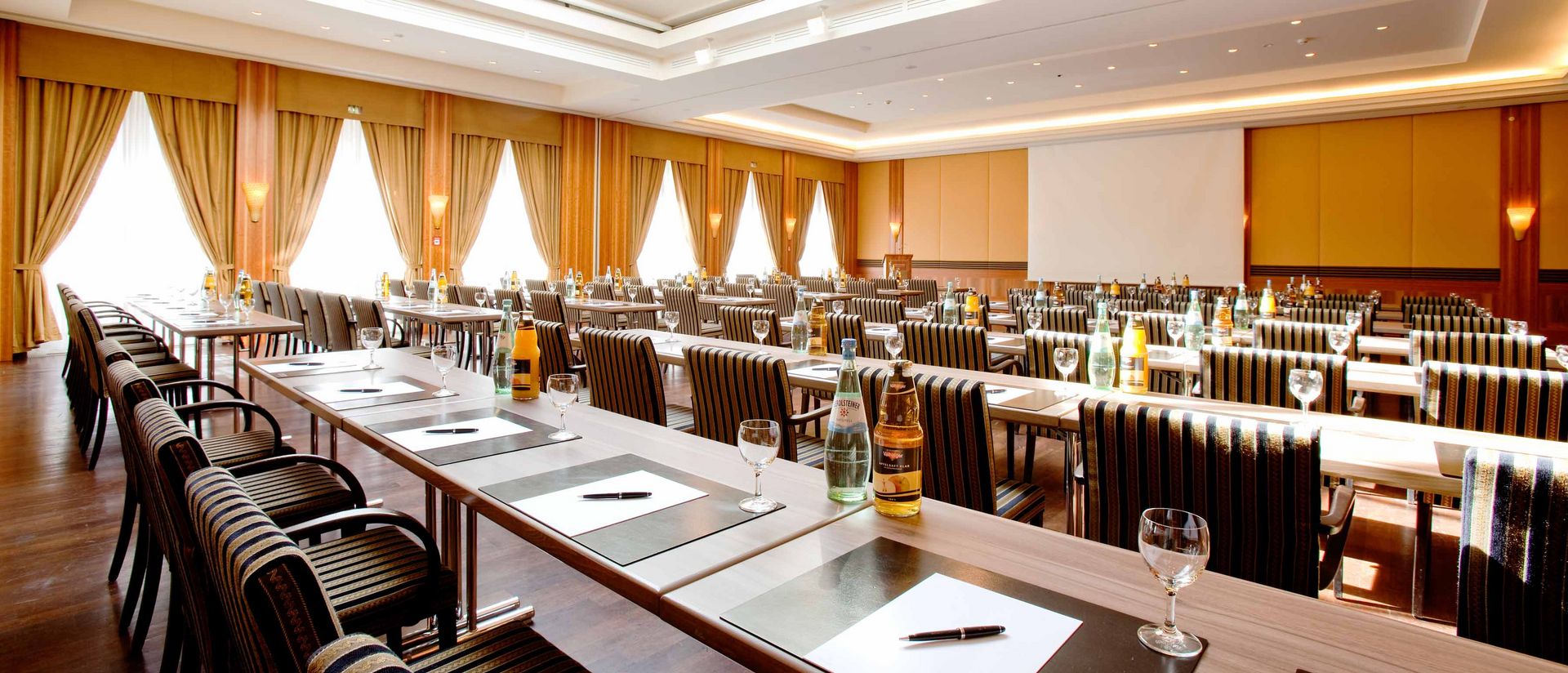 Vienna House Sonne Rostock-Tagung im Apollosaal

Ein Highlight für Ihre Veranstaltung ist der vollklimatisierte Apollosaal mit 330 m2, Lichtkuppel, großzügigen Fenstern und einer Außenterrasse.
