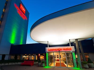 Seminarhotels und Flughafenterminal in Niedersachsen – eine entspannte und unkomplizierte An- und Abreise ist ein wesentlicher Aspekt bei der Seminarplanung. Bahnhofsvorplatz und Leonardo Wolfsburg in Wolfsburg