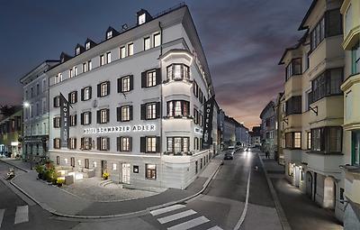 Seminarhotels und Abfahrtsbahnhof in Tirol – eine entspannte und unkomplizierte An- und Abreise ist ein wesentlicher Aspekt bei der Seminarplanung. Flughafenhalle und Hotel Schwarzer Adler in Innsbruck
