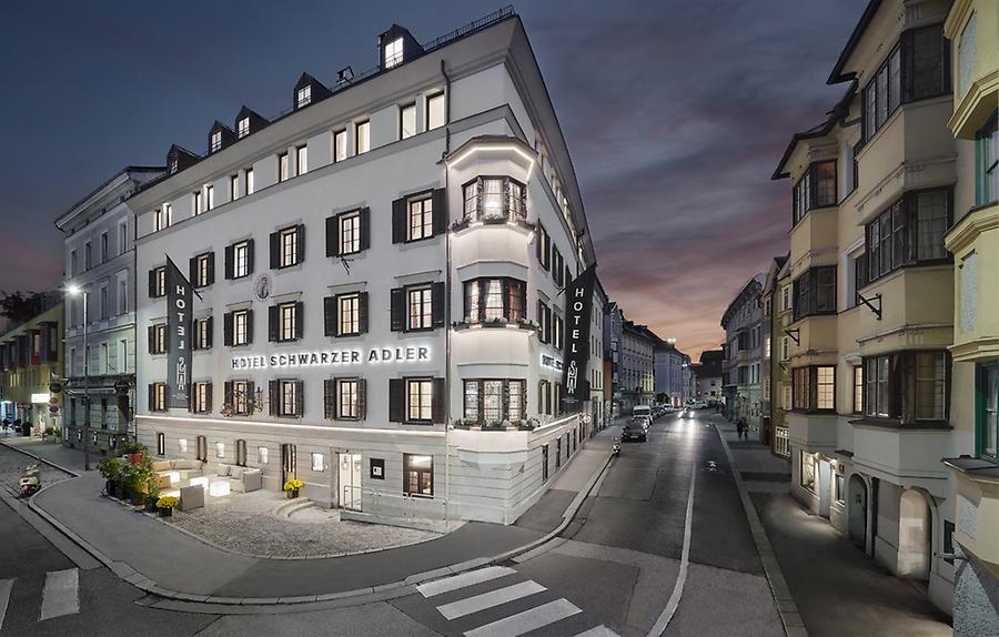 Abfahrtsbahnhof und Hotel Schwarzer Adler in Tirol