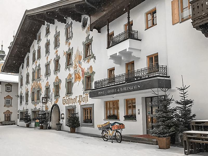 Busbahnhof und Hotel Wirtshaus Post in Tirol