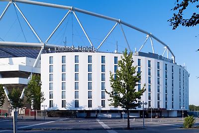 Seminarhotels und Heimatbahnhof in Nordrhein-Westfalen – eine entspannte und unkomplizierte An- und Abreise ist ein wesentlicher Aspekt bei der Seminarplanung. Flughafenterminal und Lindner Hotel BayArena in Leverkusen