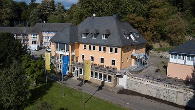 Seminarhotels und Gartenzugang in Nordrhein-Westfalen – Natur direkt vor der Haustüre! Blumengarten im JUFA Hotel Königswinter in Königswinter