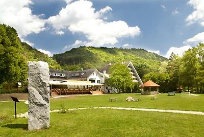 Seminarhotels und Naturschwimm Biotop in Niederösterreich – im Seminarhotel Krainerhütte in Baden werden alle offenen Fragen essenziell!