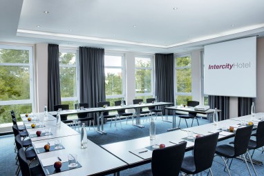 Seminarhotels und Flugzeugpiste in Hessen – eine entspannte und unkomplizierte An- und Abreise ist ein wesentlicher Aspekt bei der Seminarplanung. Abzweigbahnhof und IntercityHotel Kassel in Kassel